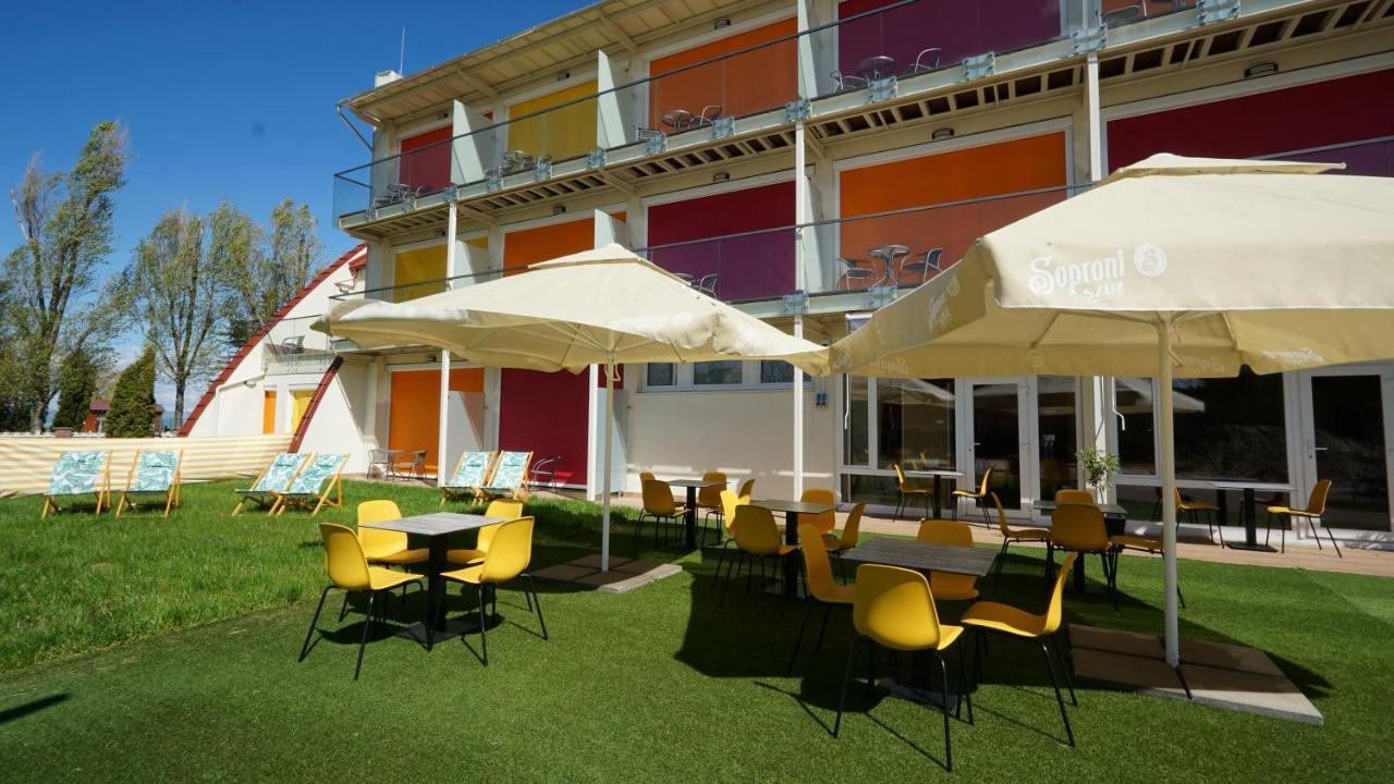 Colors Holiday Hotel Siofok Exterior photo